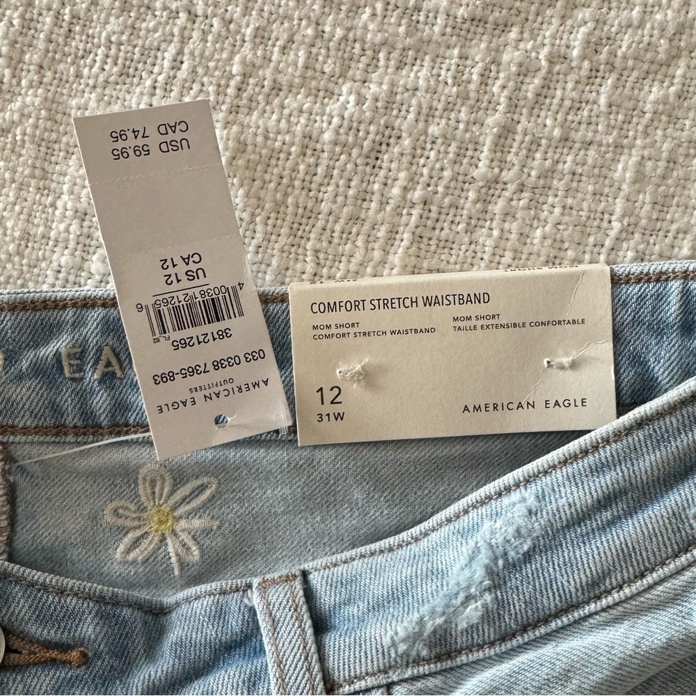 Daisy embroidered Jean shorts - Picture 4 of 4